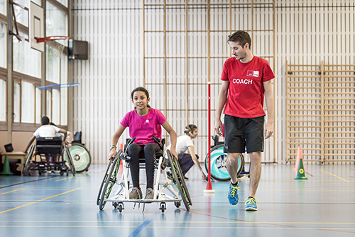 Idée Sport, IdèeSport, Jugend Projekt, Open Sunday, Migration, Kinder, Turnhalle, Sport, Bewegung, Jugendliche, Turnübung, Geschicklichkeit, Koordination, Staff, Betreuer, Betreuerin, Stiftung, Coach, NGO, Behinderte, Behinderung, Rollstuhl, Inklusion, Schulhaus , 10. Februar 2019, © Photo Christian Jaeggi