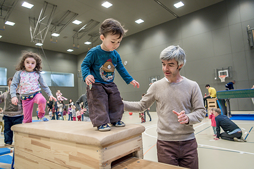 Idée Sport, IdèeSport, Jugend Projekt, MiniMove, Migration, Kinder, Turnhalle, Sport, Bewegung, Jugendliche, Turnübung, Geschicklichkeit, Koordination, Staff, Betreuer, Betreuerin, Stiftung, Coach, NGO, Schulhaus Volta, Bssel, 11. Februar 2018, Photo © Christian Jaeggi